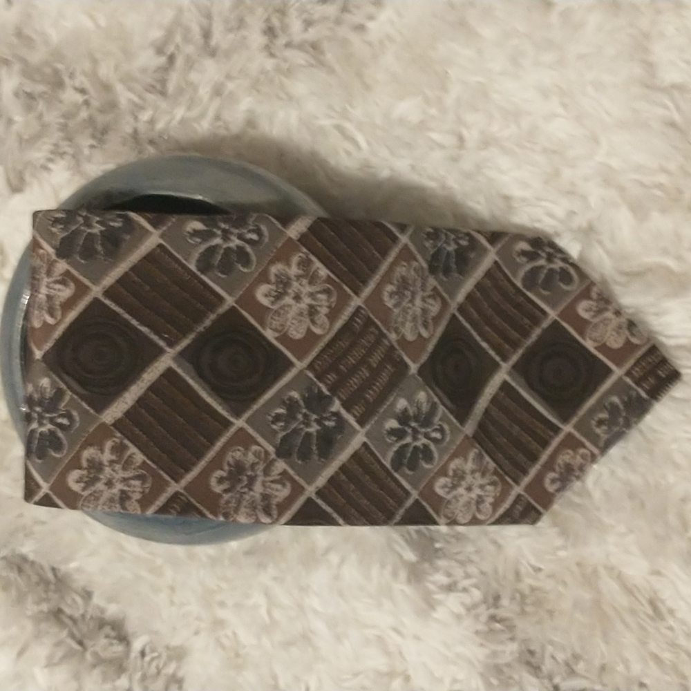 City Streets Handcrafted 100% Silk necktie 55"x 3.75"